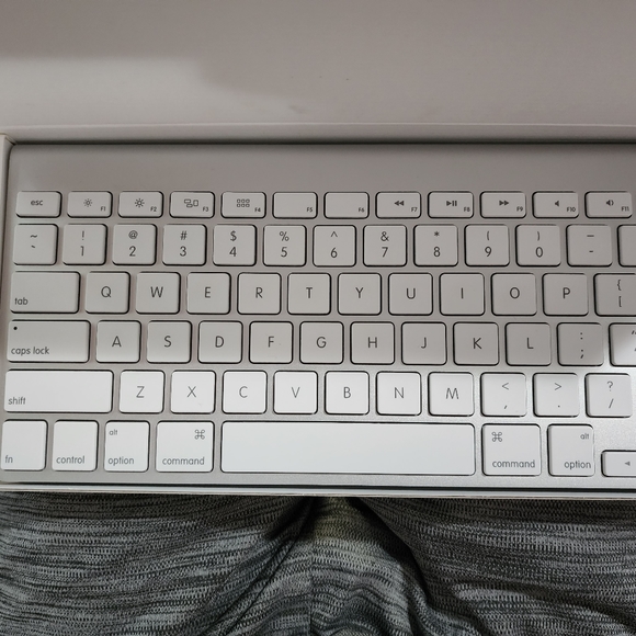 Apple Bluetooth Wireless Keyboard - Picture 2 of 3